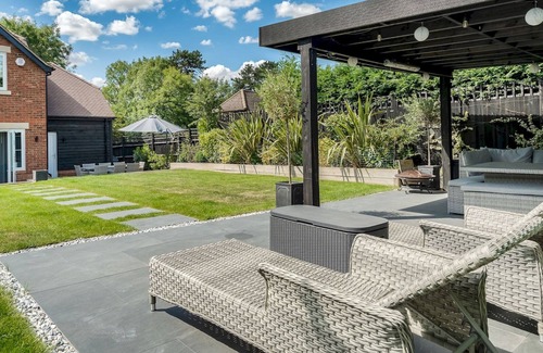 Abbots Langley House | Pass the Keys | Delightful 3 Bed Country home with Large Garden