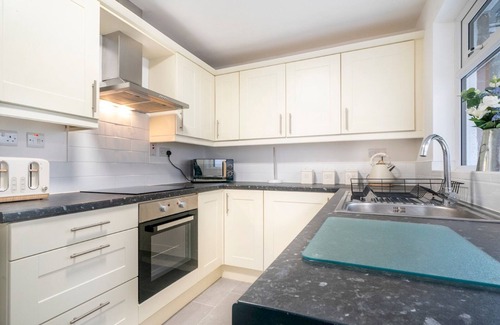 New Lodge House | Pass the Keys | McCracken's Townhouse - 10 Min Walk to City Centre