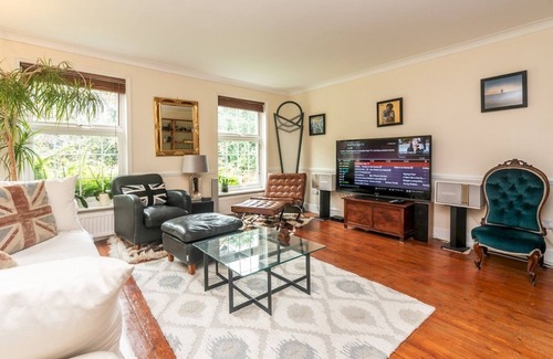 Coombe Hill House | Pass the Keys | Pretty house near Richmond Park