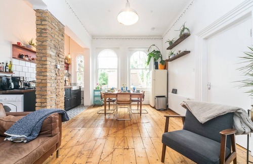Charlton Apartment | Pass the Keys | Rustic and Quirky Flat in Charming Charlton Village