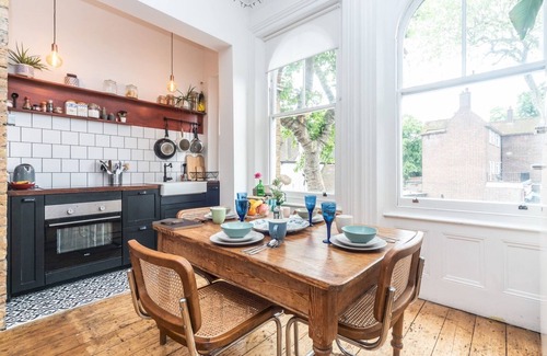 Charlton Apartment | Pass the Keys | Rustic and Quirky Flat in Charming Charlton Village