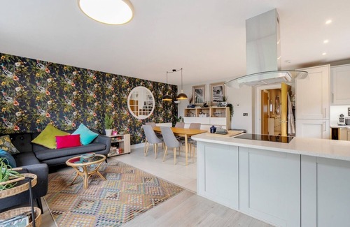 Leatherhead House | Pass the Keys Spacious Family Oasis | Explore with Ease!