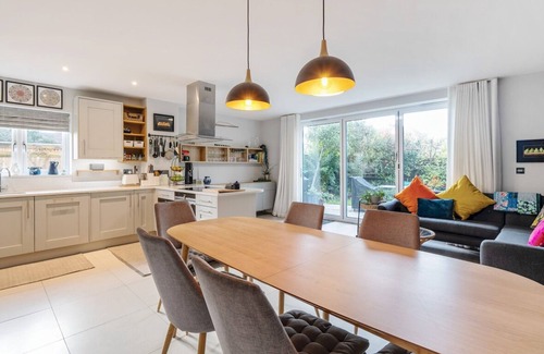 Leatherhead House | Pass the Keys Spacious Family Oasis | Explore with Ease!