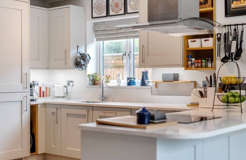 Leatherhead House | Pass the Keys Spacious Family Oasis | Explore with Ease!
