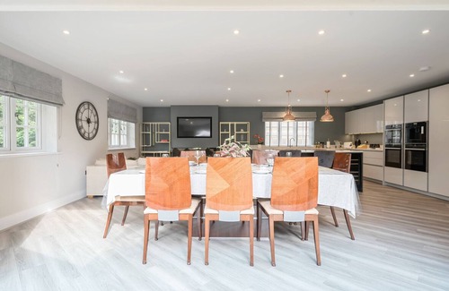 Fetcham House | Pass The Keys Stunning 5 Bedroom Spacious Home