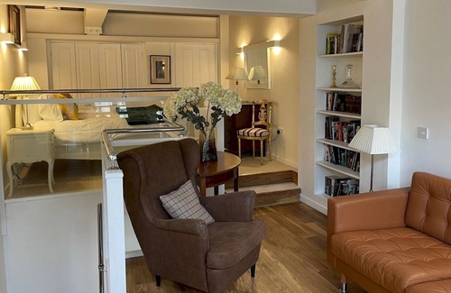 Kelvinbridge House | Pass the Keys | Stunning West End 1 Bed Mews House with Patio