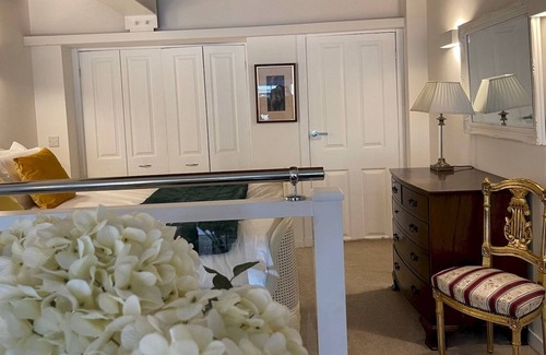 Kelvinbridge House | Pass the Keys | Stunning West End 1 Bed Mews House with Patio