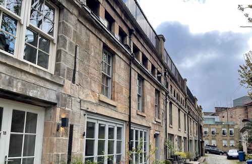 Kelvinbridge House | Pass the Keys | Stunning West End 1 Bed Mews House with Patio