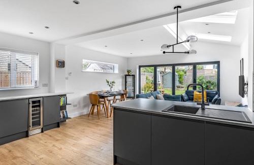 Iffley House | Pass the Keys Stunning Modern 4 Bed with Parking and Garden