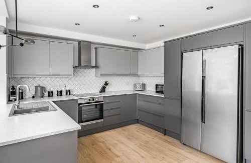 Iffley House | Pass the Keys Stunning Modern 4 Bed with Parking and Garden