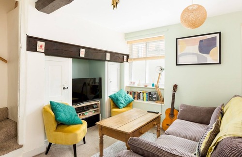 Warwick Town Centre House | Pass the Keys | Traditional 2 Bed in Warwick