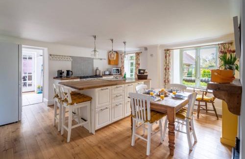 Whichford House | Pass the Keys Unicorn Cottage Rural Cotswold Escape