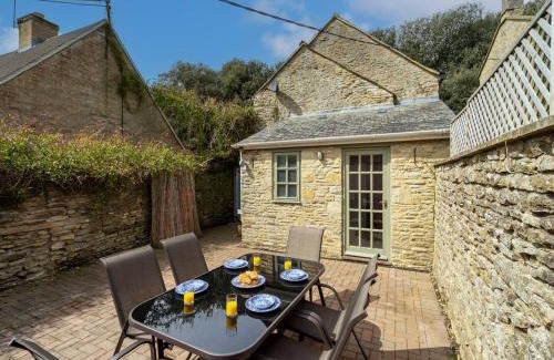 Whichford House | Pass the Keys Unicorn Cottage Rural Cotswold Escape