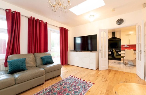 Tolworth House | Pass the Keys | Very large home with parking