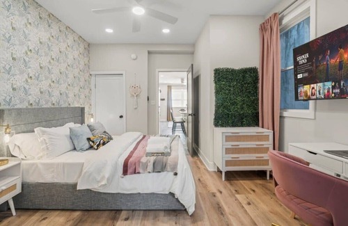 Passyunk Square Apartment | Passyunk Square Spacious 1 BR Oasis- Huge Deck