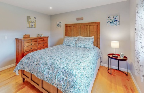 Pittsford House | Pastoral home with gas fireplace & lovely view - great for skiing & fall foliage