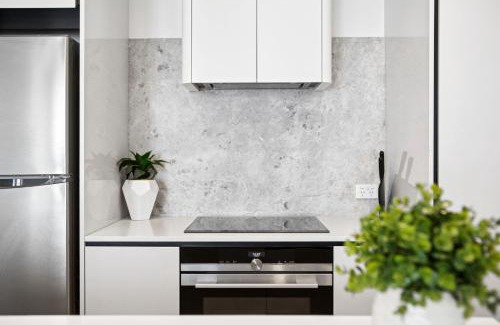 City West Apartment | Patio Mt view 1BR apt in CBD near ANU and museum with free parking and WiFi