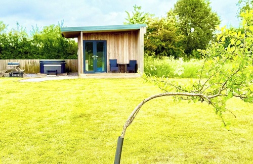 Paulton Cabin | Paulton - Sleeps 2 - PetFriendly - HotTub - Garden