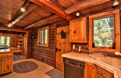 Hawley Cottage | Paupack Point Wallenpaupack Lakefront Log Home - 3 bedrooms + Central AC