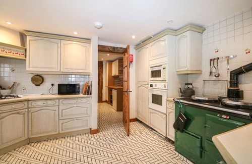 Edburton Cottage | PAYTHORNE FARMHOUSE, pet friendly, with open fire in Upper Beeding