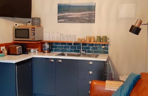 Waihi Beach Cabin | Peace of Bali 1 bed cabin set in a tropical garden with WiFi & AC in Waihi Beach