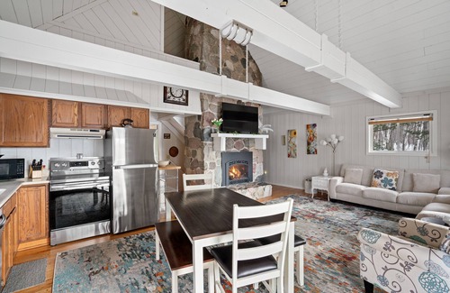 Charlevoix Cabin | Peace on the Lake.close to Downtown Charlevoix