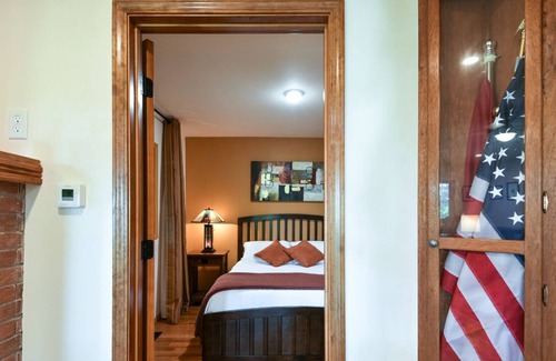 Mountain Grove House | Peaceful 1-bedroom guesthouse with fireplace