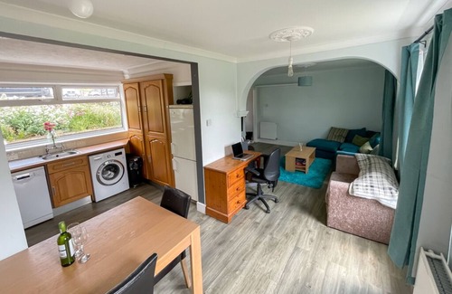 Woodingdean House | Peaceful 2 Bedroom House w/Free Parking + Sea View, close to the South Downs