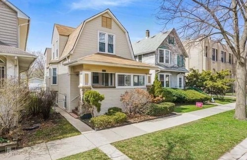 Oak Park Apartment | Peaceful 2 Bed w FirePit Free Parking 15 mins to Downtown Chicago