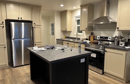 Langley House | Peaceful 2-bedroom Water View Home in Langley with Private Beach Access and Wifi