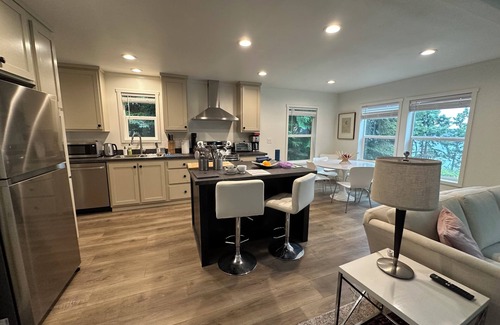 Langley House | Peaceful 2-bedroom Water View Home in Langley with Private Beach Access and Wifi