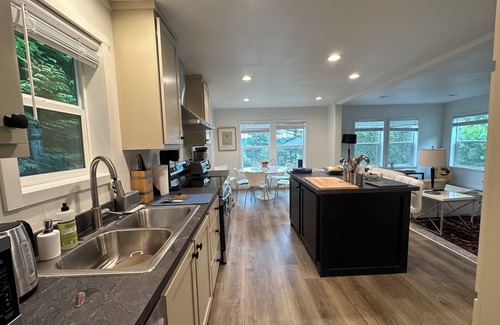 Langley House | Peaceful 2-bedroom Water View Home in Langley with Private Beach Access and Wifi