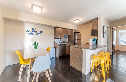 Riverside Apartment | Peaceful 2BR king beds suite next to Downtown