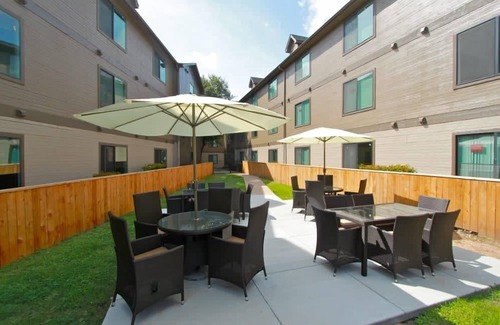 Riverside Apartment | Peaceful 2BR king beds suite next to Downtown