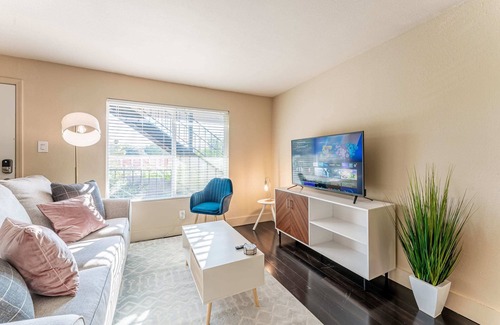 Riverside Apartment | Peaceful 2BR king beds suite next to Downtown