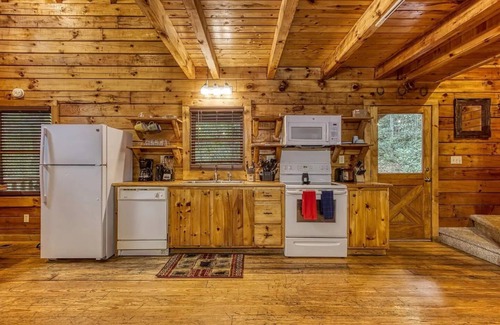 Gatlinburg - Pigeon Forge Cabin | Peaceful 3BD Cabin in the Woods! Pool Table+Arcade