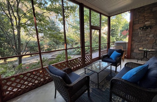 Maryville House | Peaceful 4/2 Hydrangea Hideaway