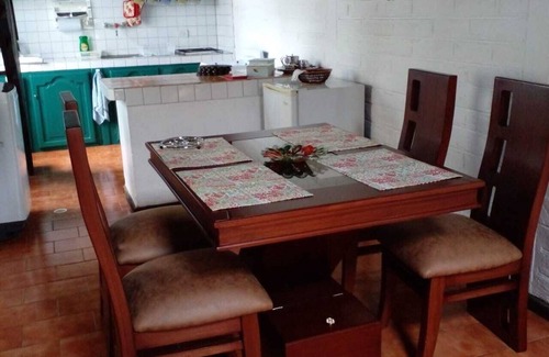 Quito Cottage | Peaceful 4-guests city cottage near the heart of Quito-free parking