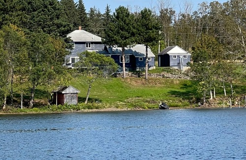 Saint David House | Peaceful 5 Bedroom Lake House