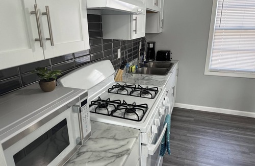 East Hazel Crest Apartment | Peaceful and comfy home away from home in the ‘burbs oasis