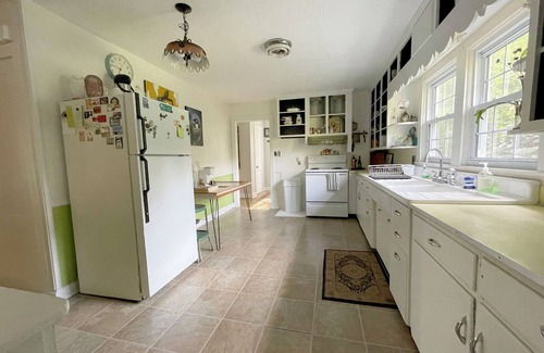 Whitsett Cottage | Peaceful Artist's Country Cottage in Whitsett
