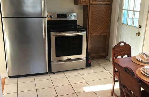 Narragansett House | Peaceful Beach Cottage - 10 minute walk to Scarborough Beach, Narragansett