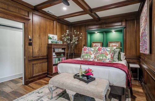 Granbury Bed & Breakfast | Peaceful bed & breakfast steps from the downtown square, minutes from the LAKE!