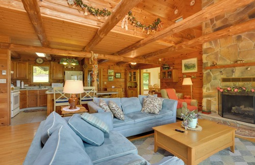 Fishertown Cabin | Peaceful Bedford Escape: Deck & Stunning Views!