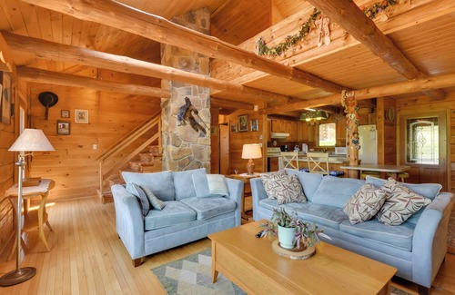 Fishertown Cabin | Peaceful Bedford Escape: Deck & Stunning Views!