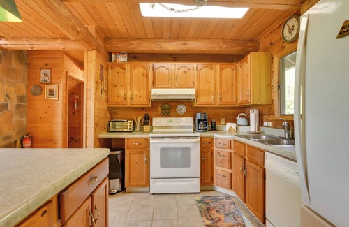 Fishertown Cabin | Peaceful Bedford Escape: Deck & Stunning Views!