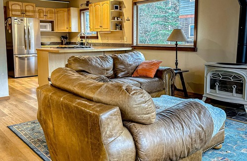 Alyeska Cabin | Peaceful cabin in Girdwood, fireplace, wood stove & mountain views