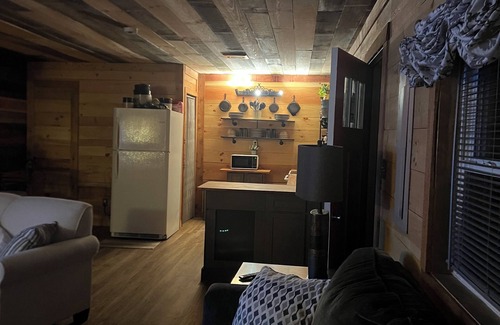 Lone Mountain Cabin | Peaceful cabin with AC in charming Tazewell. Welcome to relaxation!