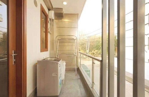 Sushant Lok Apartment | Peaceful City Paradise with King Bed & Tub