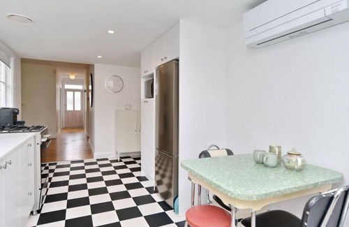 Edgeware House | Peaceful City Retreat |Steps to Arts, Eats & Parks